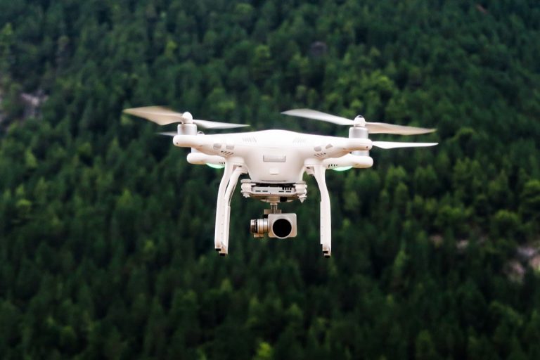 Drone volando en cielo despejado
